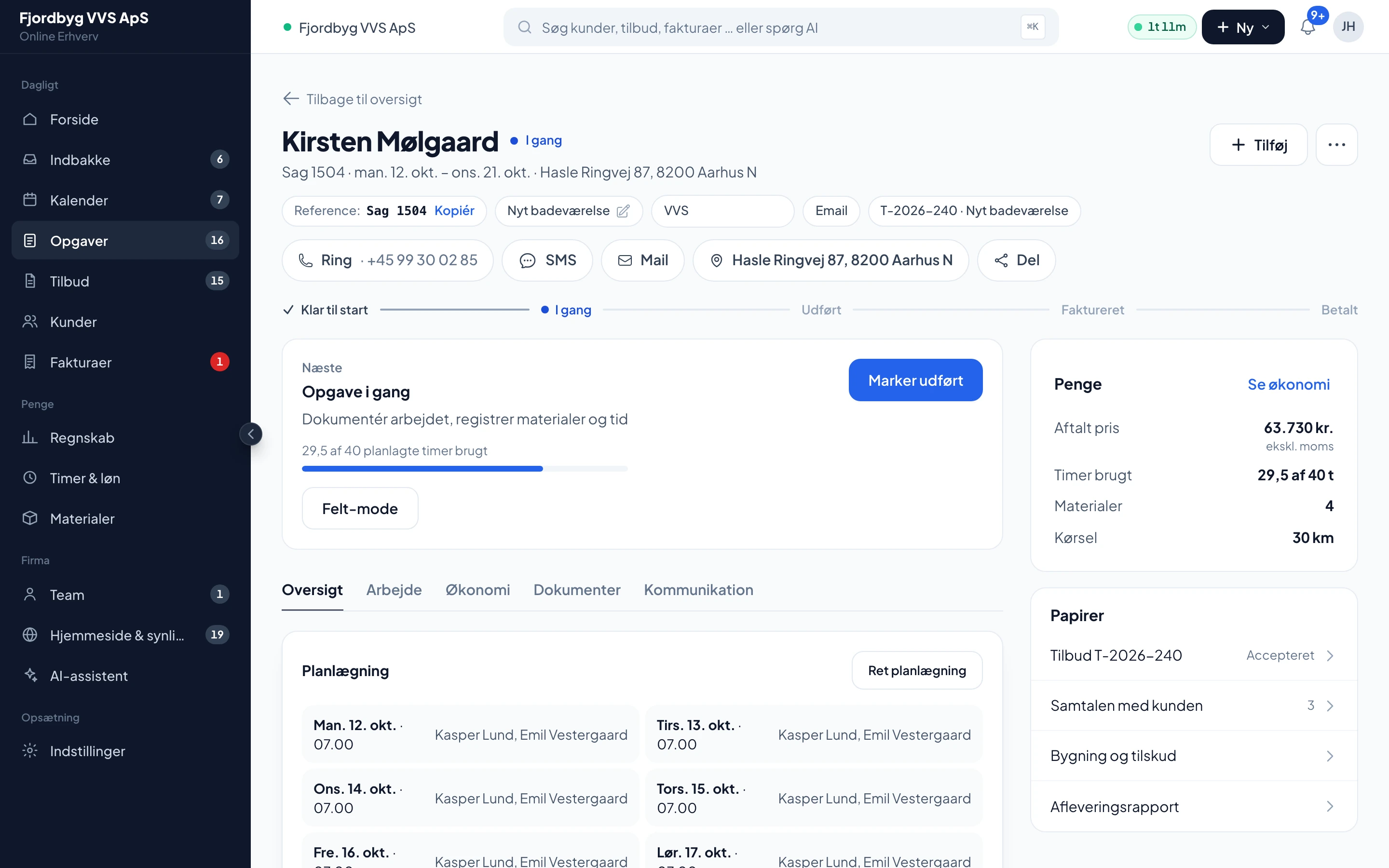 En opgave med kunde, adresse, næste skridt og timer brugt